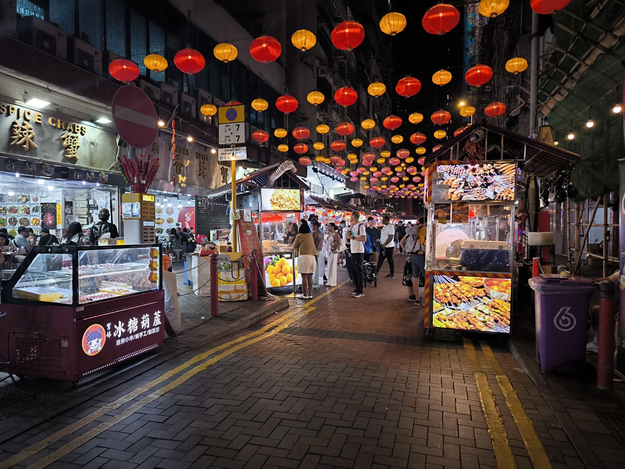 B級グルメの食べ歩きも楽しめる注目スポット・廟街を自由散策